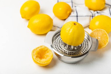 Limon suyu. Kasede taze limon suyu. Olgun narenciye, nane, meyve suyu ve masada meyve sıkacağı. C vitamini. Limon suyu. Pişirme ya da salata sosu için. Mesaj için yer var. Boşluğu kopyala.