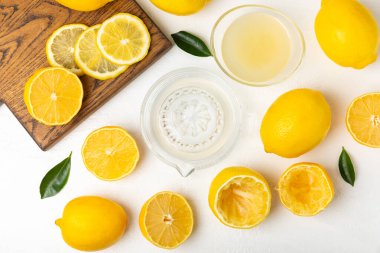 Limon suyu. Kasede taze limon suyu. Olgun narenciye, nane, meyve suyu ve masada meyve sıkacağı. C vitamini. Limon suyu. Pişirme ya da salata sosu için. Mesaj için yer var. Boşluğu kopyala.