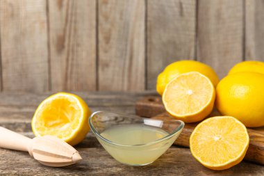 Limon suyu. Kasede taze limon suyu. Olgun narenciye, nane, meyve suyu ve masada meyve sıkacağı. C vitamini. Limon suyu. Pişirme ya da salata sosu için. Mesaj için yer var. Boşluğu kopyala.