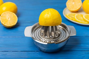 Limon suyu. Kasede taze limon suyu. Olgun narenciye, nane, meyve suyu ve masada meyve sıkacağı. C vitamini. Limon suyu. Pişirme ya da salata sosu için. Mesaj için yer var. Boşluğu kopyala.