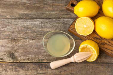 Limon suyu. Kasede taze limon suyu. Olgun narenciye, nane, meyve suyu ve masada meyve sıkacağı. C vitamini. Limon suyu. Pişirme ya da salata sosu için. Mesaj için yer var. Boşluğu kopyala.