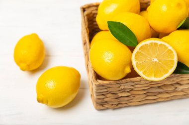 Tahta bir masada limon. Bir dilim taze limon. Turunçgil yapraklı taze limon. Limon suyu. Yemek ve içecek malzemeleri hazırlanıyor. Sağlıklı beslenme. Metin için C vitamini alanı.