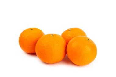 Taze, sulu mandalinalar. Taze olgun mandalina, mandalina ya da mandalina yapraklı mandalina. Beyaz arka planda izole edilmiş. Turunçgil meyveleri. Mandalina ya da mandalina. Taze portakal meyveleri. C vitamini.