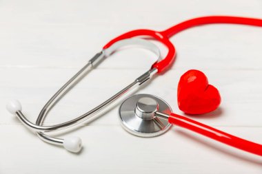 Kardiyoloji. Stetoskop kalp. Doktorun steteskop geçmişi, hastane hayat sigortası konsepti, Dünya Kalp Sağlığı Günü. Doktor Day. Tıbbi yardım. Kalp rahatsızlığı. Kalp krizi geçirdi. Sağlık hizmetleri. Metin için boşluk. Uzayı kopyala Düz Yatay.