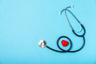 Kardiyoloji. Stetoskop kalp. Doktorun steteskop geçmişi, hastane hayat sigortası konsepti, Dünya Kalp Sağlığı Günü. Doktor Day. Tıbbi yardım. Kalp rahatsızlığı. Kalp krizi geçirdi. Sağlık hizmetleri. Metin için boşluk. Uzayı kopyala Düz Yatay.