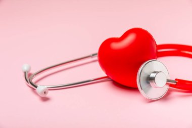 Kardiyoloji. Stetoskop kalp. Doktorun steteskop geçmişi, hastane hayat sigortası konsepti, Dünya Kalp Sağlığı Günü. Doktor Day. Tıbbi yardım. Kalp rahatsızlığı. Kalp krizi geçirdi. Sağlık hizmetleri. Metin için boşluk. Uzayı kopyala Düz Yatay.