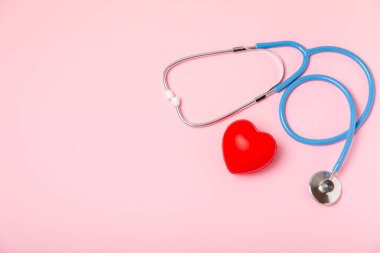 Kardiyoloji. Stetoskop kalp. Doktorun steteskop geçmişi, hastane hayat sigortası konsepti, Dünya Kalp Sağlığı Günü. Doktor Day. Tıbbi yardım. Kalp rahatsızlığı. Kalp krizi geçirdi. Sağlık hizmetleri. Metin için boşluk. Uzayı kopyala Düz Yatay.