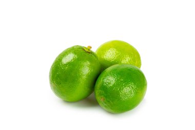 Beyaz arka planda taze limon izole edilmiş. Bir kasede tam limon ve dilimler. Citrus. C vitamini diyeti. Tropik meyveler. Yaz ferahlatıcı limonata ya da mojito konsepti.