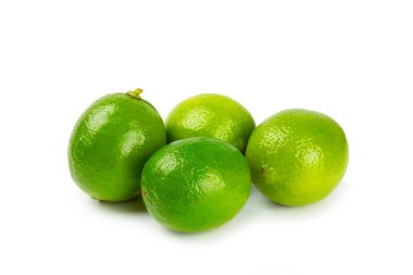 Beyaz arka planda taze limon izole edilmiş. Bir kasede tam limon ve dilimler. Citrus. C vitamini diyeti. Tropik meyveler. Yaz ferahlatıcı limonata ya da mojito konsepti.