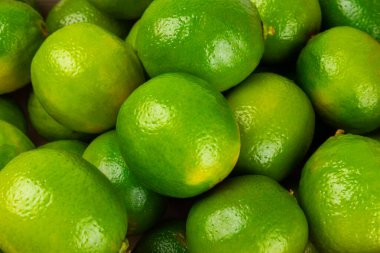 Beyaz arka planda taze limon izole edilmiş. Bir kasede tam limon ve dilimler. Citrus. C vitamini diyeti. Tropik meyveler. Yaz ferahlatıcı limonata ya da mojito konsepti.