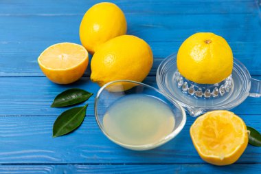 Limon suyu. Kasede taze limon suyu. Olgun narenciye, nane, meyve suyu ve masada meyve sıkacağı. C vitamini. Limon suyu. Pişirme ya da salata sosu için. Mesaj için yer var. Boşluğu kopyala.
