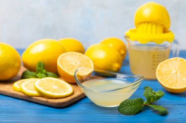 Limon suyu. Kasede taze limon suyu. Olgun narenciye, nane, meyve suyu ve masada meyve sıkacağı. C vitamini. Limon suyu. Pişirme ya da salata sosu için. Mesaj için yer var. Boşluğu kopyala.