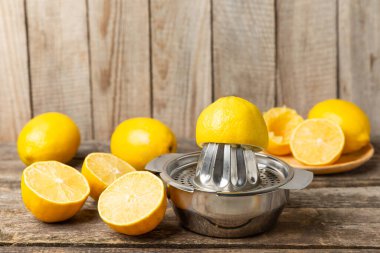 Limon suyu. Kasede taze limon suyu. Olgun narenciye, nane, meyve suyu ve masada meyve sıkacağı. C vitamini. Limon suyu. Pişirme ya da salata sosu için. Mesaj için yer var. Boşluğu kopyala.