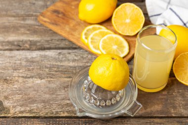 Limon suyu. Kasede taze limon suyu. Olgun narenciye, nane, meyve suyu ve masada meyve sıkacağı. C vitamini. Limon suyu. Pişirme ya da salata sosu için. Mesaj için yer var. Boşluğu kopyala.