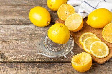 Limon suyu. Kasede taze limon suyu. Olgun narenciye, nane, meyve suyu ve masada meyve sıkacağı. C vitamini. Limon suyu. Pişirme ya da salata sosu için. Mesaj için yer var. Boşluğu kopyala.