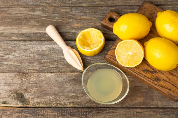 Limon suyu. Kasede taze limon suyu. Olgun narenciye, nane, meyve suyu ve masada meyve sıkacağı. C vitamini. Limon suyu. Pişirme ya da salata sosu için. Mesaj için yer var. Boşluğu kopyala.