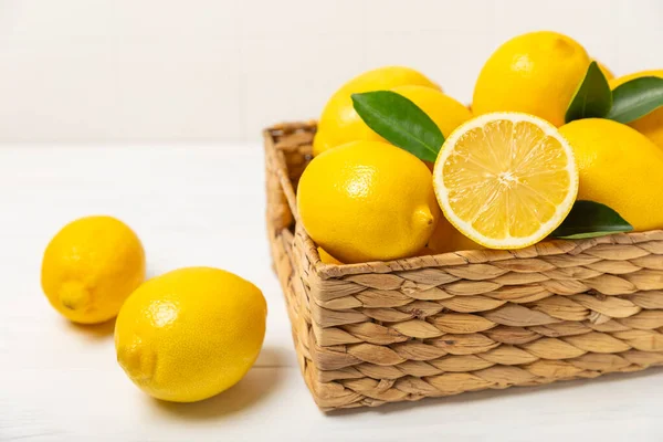 Tahta bir masada limon. Bir dilim taze limon. Turunçgil yapraklı taze limon. Limon suyu. Yemek ve içecek malzemeleri hazırlanıyor. Sağlıklı beslenme. Metin için C vitamini alanı.