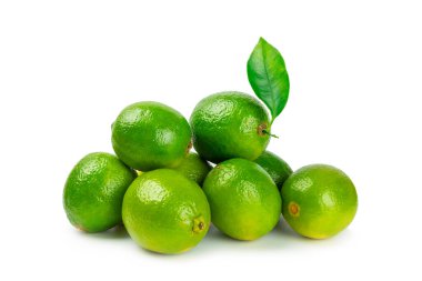 Beyaz arka planda taze limon izole edilmiş. Bir kasede tam limon ve dilimler. Citrus. C vitamini diyeti. Tropik meyveler. Yaz ferahlatıcı limonata ya da mojito konsepti.