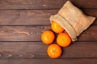 Taze, olgun, sulu mandalinalar masada. Tam ve yarım mandalina, yeşil yapraklı mandalinalar. Turunçgil meyvesi. Mandalina ya da mandalina. Taze portakallar. C vitamini. Doğal vitamin. Turuncu. Mesaj için yer var. Boşluğu kopyala.