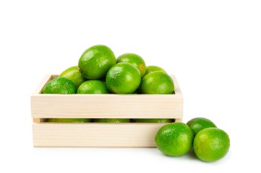 Beyaz arka planda taze limon izole edilmiş. Bir kasede tam limon ve dilimler. Citrus. C vitamini diyeti. Tropik meyveler. Yaz ferahlatıcı limonata ya da mojito konsepti.