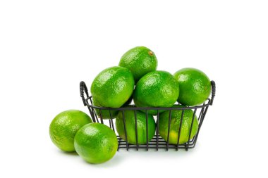 Beyaz arka planda taze limon izole edilmiş. Bir kasede tam limon ve dilimler. Citrus. C vitamini diyeti. Tropik meyveler. Yaz ferahlatıcı limonata ya da mojito konsepti.