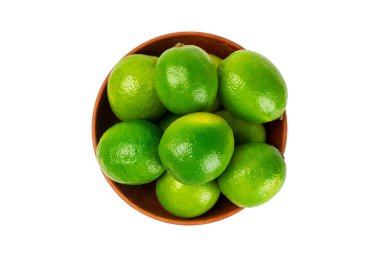 Beyaz arka planda taze limon izole edilmiş. Bir kasede tam limon ve dilimler. Citrus. C vitamini diyeti. Tropik meyveler. Yaz ferahlatıcı limonata ya da mojito konsepti.