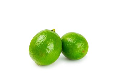 Beyaz arka planda taze limon izole edilmiş. Bir kasede tam limon ve dilimler. Citrus. C vitamini diyeti. Tropik meyveler. Yaz ferahlatıcı limonata ya da mojito konsepti.