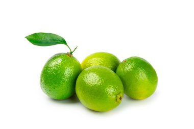 Beyaz arka planda taze limon izole edilmiş. Bir kasede tam limon ve dilimler. Citrus. C vitamini diyeti. Tropik meyveler. Yaz ferahlatıcı limonata ya da mojito konsepti.