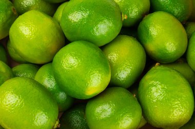 Beyaz arka planda taze limon izole edilmiş. Bir kasede tam limon ve dilimler. Citrus. C vitamini diyeti. Tropik meyveler. Yaz ferahlatıcı limonata ya da mojito konsepti.