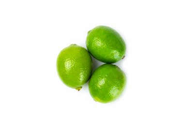 Beyaz arka planda taze limon izole edilmiş. Bir kasede tam limon ve dilimler. Citrus. C vitamini diyeti. Tropik meyveler. Yaz ferahlatıcı limonata ya da mojito konsepti.