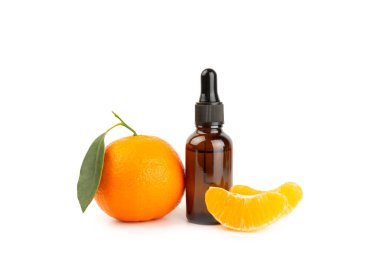 Mandalina yağı beyaz arka planda izole edilmiş. Bir şişe turunçgil yağı ve dilimlenmiş meyve. Mandalina kokulu mandalina yağı. Spa tedavileri için kozmetik yağı. Aromaterapi konsepti. Doğal kozmetikler. Geleneksel tıp.