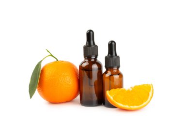 Mandalina yağı beyaz arka planda izole edilmiş. Bir şişe turunçgil yağı ve dilimlenmiş meyve. Mandalina kokulu mandalina yağı. Spa tedavileri için kozmetik yağı. Aromaterapi konsepti. Doğal kozmetikler. Geleneksel tıp.