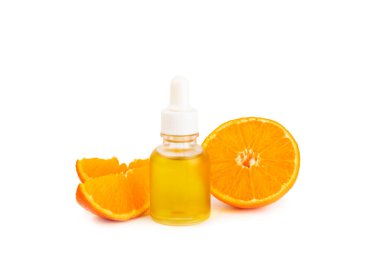 Mandalina yağı beyaz arka planda izole edilmiş. Bir şişe turunçgil yağı ve dilimlenmiş meyve. Mandalina kokulu mandalina yağı. Spa tedavileri için kozmetik yağı. Aromaterapi konsepti. Doğal kozmetikler. Geleneksel tıp.