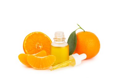 Mandalina yağı beyaz arka planda izole edilmiş. Bir şişe turunçgil yağı ve dilimlenmiş meyve. Mandalina kokulu mandalina yağı. Spa tedavileri için kozmetik yağı. Aromaterapi konsepti. Doğal kozmetikler. Geleneksel tıp.
