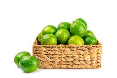 Beyaz arka planda taze limon izole edilmiş. Bir kasede tam limon ve dilimler. Citrus. C vitamini diyeti. Tropik meyveler. Yaz ferahlatıcı limonata ya da mojito konsepti.