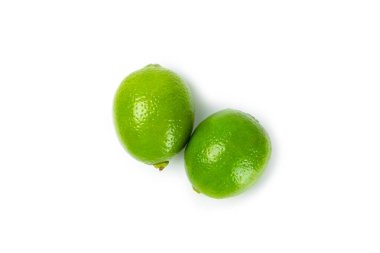 Beyaz arka planda taze limon izole edilmiş. Bir kasede tam limon ve dilimler. Citrus. C vitamini diyeti. Tropik meyveler. Yaz ferahlatıcı limonata ya da mojito konsepti.