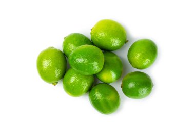 Beyaz arka planda taze limon izole edilmiş. Bir kasede tam limon ve dilimler. Citrus. C vitamini diyeti. Tropik meyveler. Yaz ferahlatıcı limonata ya da mojito konsepti.