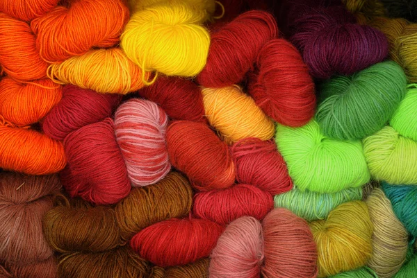 Большая коллекция разноцветной шерсти — стоковое фото