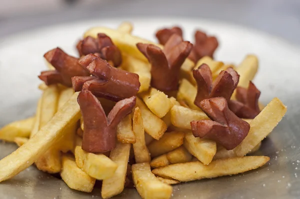 Batatas fritas com wurstel — Fotografia de Stock