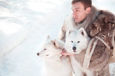 Kışın bir köpek yürüyen bir adam