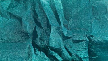 Canlı yeşil buruşmuş kumaş, izleyiciyi karmaşık kıvrımlarını ve ince gölgelerini keşfetmeye davet ediyor. Doku üzerinde çalış. zengin doku ve dinamik kıvrımlar