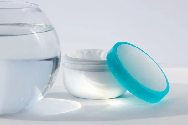 Nemlendirici kremalı kavanoz. Yaşlanma karşıtı organik ürün sağlık ve güzellik markası. Suyla taze konsept.