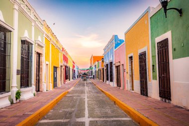 Campeche, Meksika, üzerinde at arabası olan renkli bir cadde. Sokak dardır ve bir sürü binası vardır.