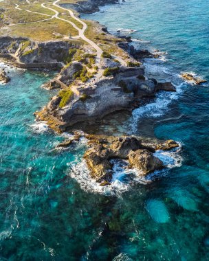 Isla Mujeres, Cancun, Meksika okyanus sakin ve kayalar pürüzlü. Gökyüzü açık ve güneş parlıyor.