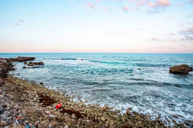Isla Mujeres, Cancun, Meksika, Rocky plajı, suda kırmızı bir şamandıra. Gökyüzü mavi ve su sakin.