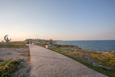 Isla Mujeres, Cancun, Meksika Sahili. Suya giden bir patikası var. Gökyüzü mavi ve güneş batıyor.