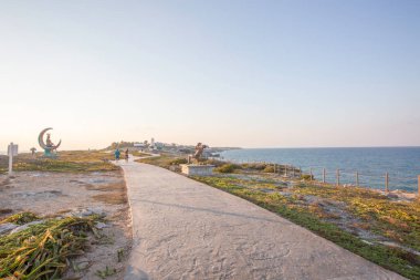 Isla Mujeres, Cancun, Meksika Sahili. Suya giden bir patikası var. Gökyüzü mavi ve güneş batıyor.