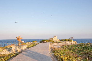 Isla Mujeres, Cancun, Mexico Beach 'te bir erkek heykeli ve üzerinde 
