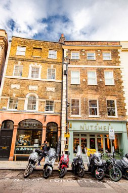 Londra, Şehir, İngiltere, sıra sıra motosikletler bir binanın dışında park edilmiş 
