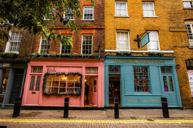 Londra, Şehir, İngiltere, üzerinde Cambridge Çay Evleri yazan iki renkli bina. Binalar yan yana ve bir sürü pencereleri var.